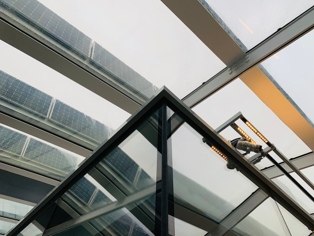 Gebäudedach aus Glas mit Solarpaneelen